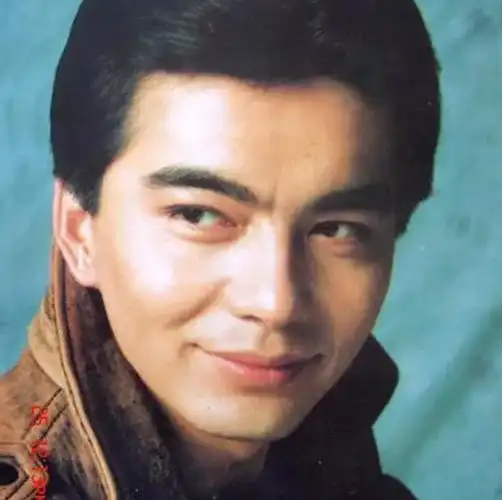 许亚军一婚妻子离世与何晴遗憾离婚四婚娶娇妻获得幸福