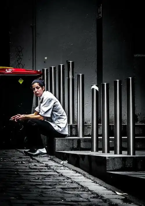 黑暗坐着街头女人男人人一个人真实的人