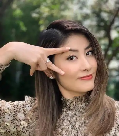 49岁的陈慧琳状态真好穿抹胸裙亮相活动身上没有一丝赘肉48岁陈慧琳