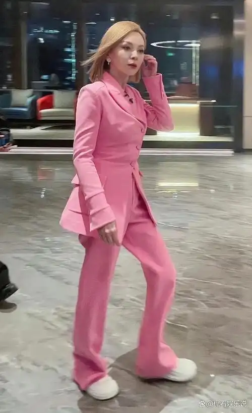 又是浪姐5郭碧婷穿学生鞋不敢抬头53岁雪姨颜值身材很抢镜