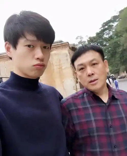 魏大勋爸爸:名下9家公司身家百亿,频频催生丝毫不介意杨幂离异_魏绍林