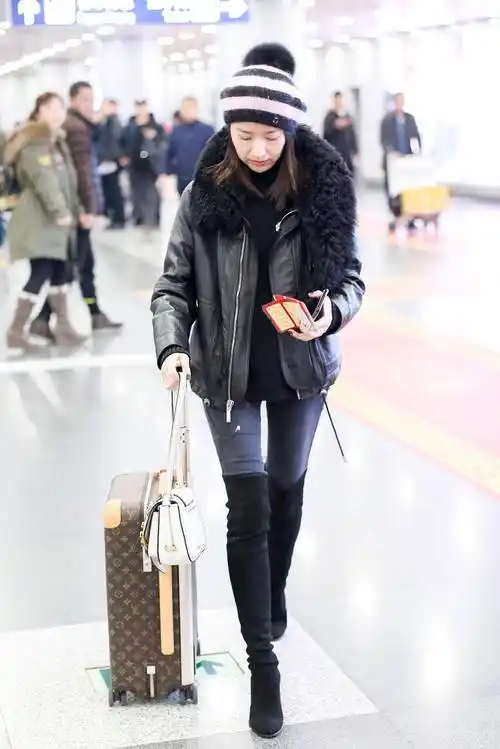 原创董洁又素颜走机场穿皮夹克配牛仔裤过膝长靴时髦洋气又显嫩