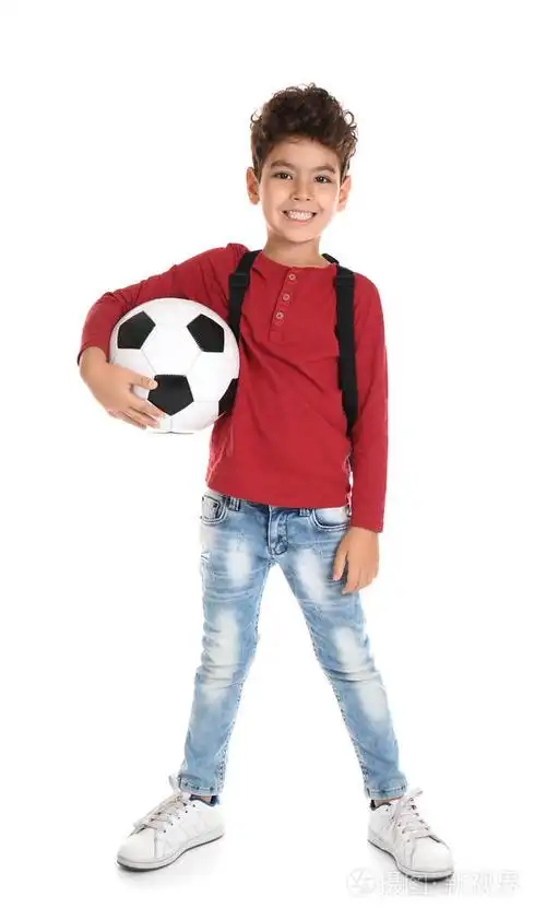白色背景带足球的顽皮小男孩照片-正版商用图片1sfed5-摄图新视界