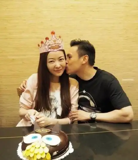 熊黛林挺超大孕肚逛街 获老公郭可颂小心搀扶悉心照料