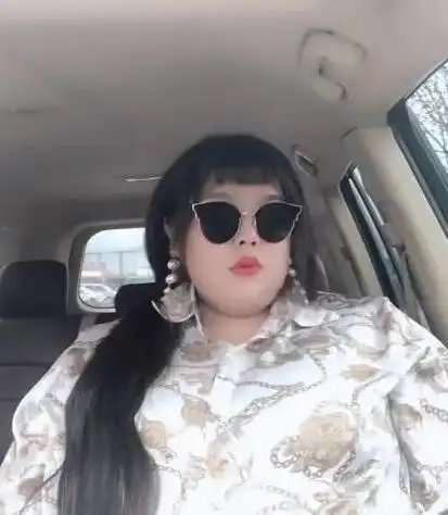 "胖妹子"火了,摘下眼镜圈粉200万,网友:果然胖和丑没关系