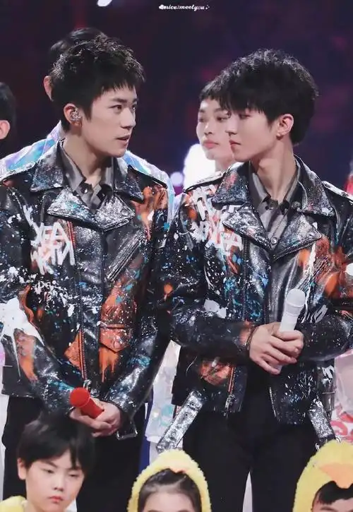 千玺和小凯在跨年舞台上说悄悄话,得知内容后团粉很感动