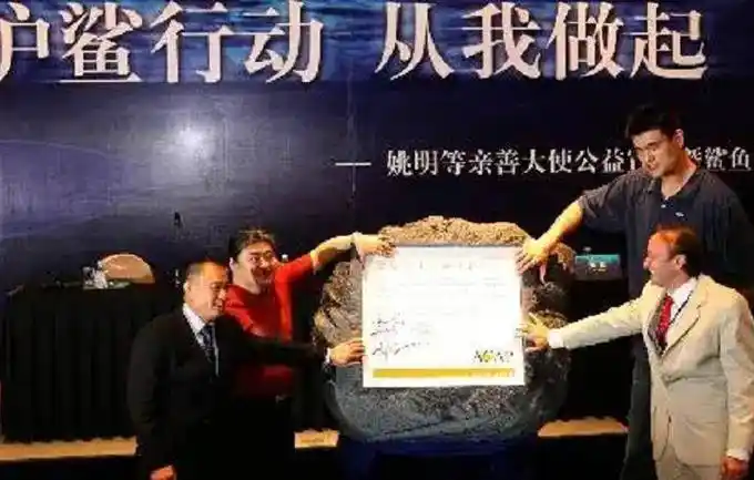 原创李宁与儿子女儿合照22岁儿子帅气身高超李宁女儿美丽可爱