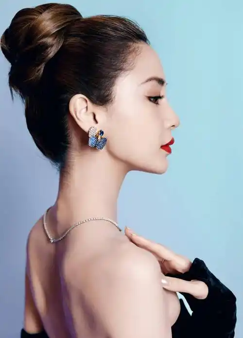 原创angelababy墨色天鹅绒抹胸星座裙造型深v设计秀好身材性感妩媚