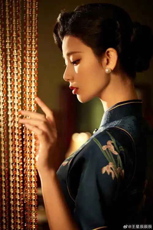 好看的不是我 是旗袍 是那一代 是中国女人  #旗袍##繁花##老上海风情