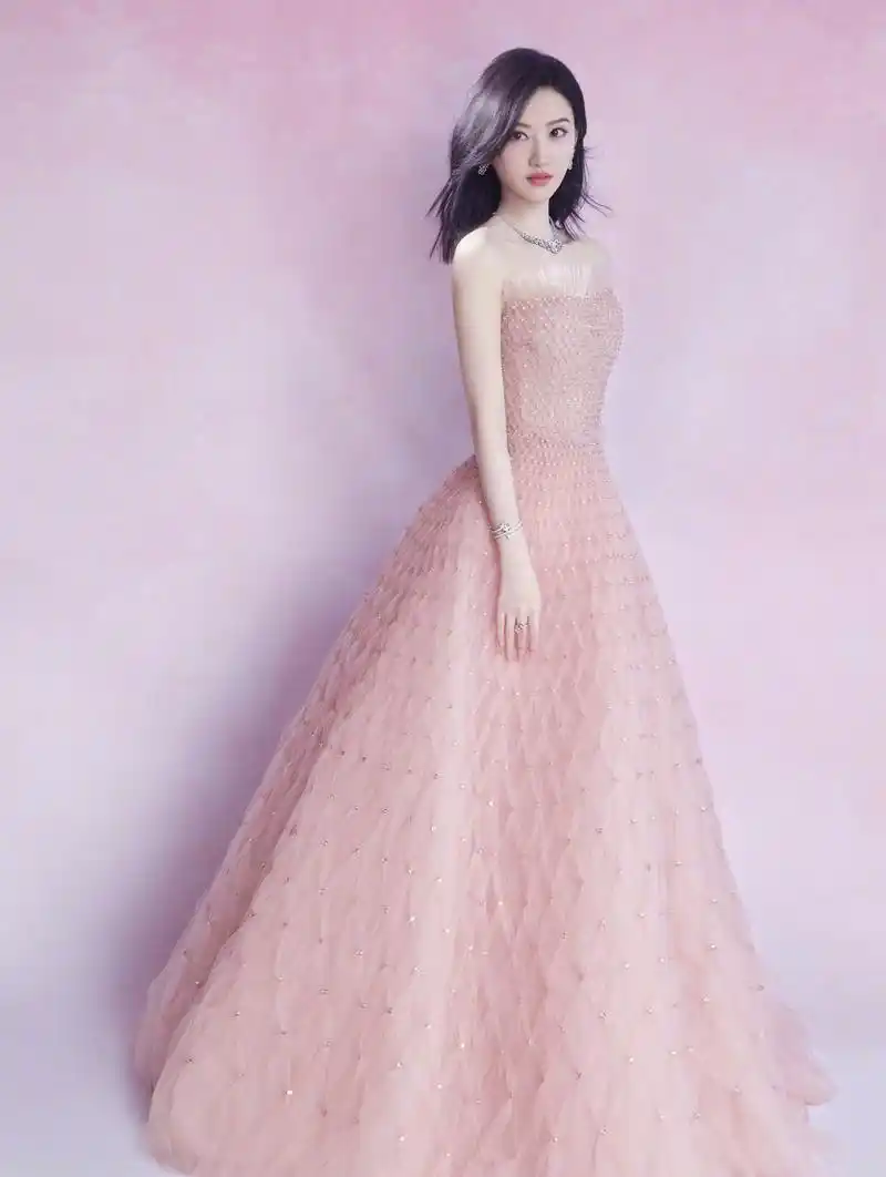 景甜粉红抹胸连衣裙性感写真