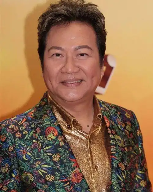 69岁香港老戏骨黄允财近照身材圆润精神佳息影多年后成为著名中医