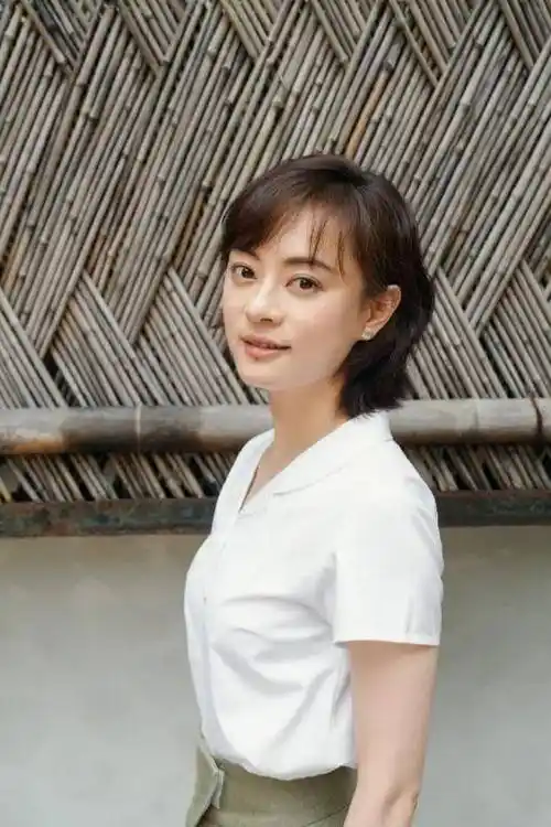 孙俪终于换对新发型!穿一袭黑白色高腰"折纸裙",温婉迷人美到认不出