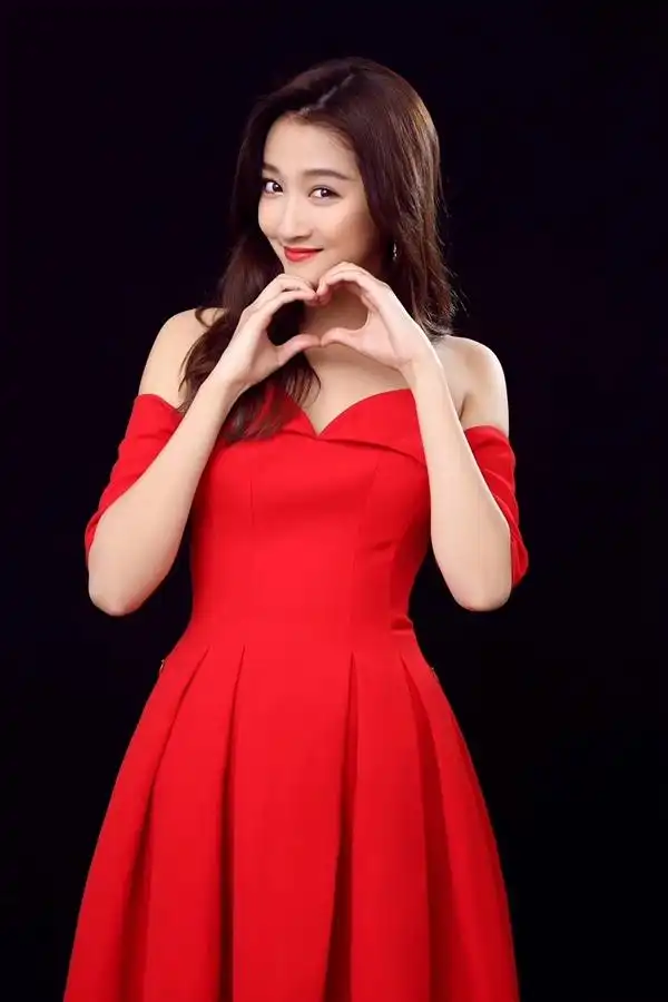 北京丫头关晓彤,可爱少女已亭亭,成长励志红彤彤!