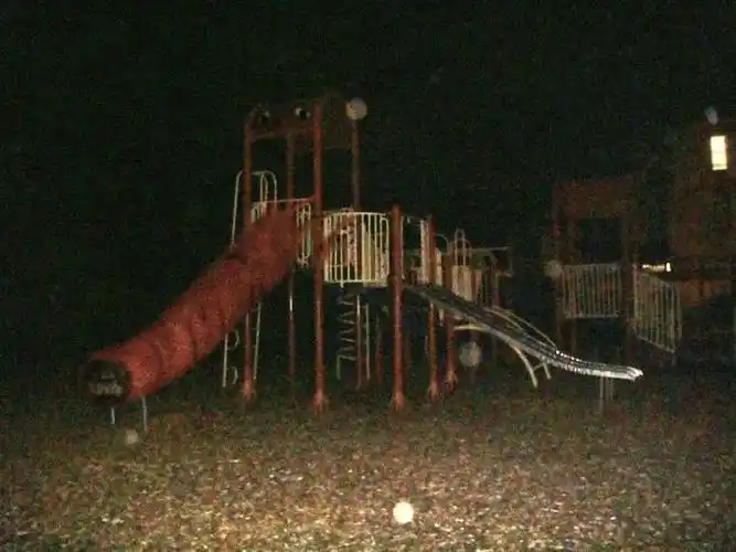 特雷弗·亨德森故事-吃人的滑梯(the extra slide)