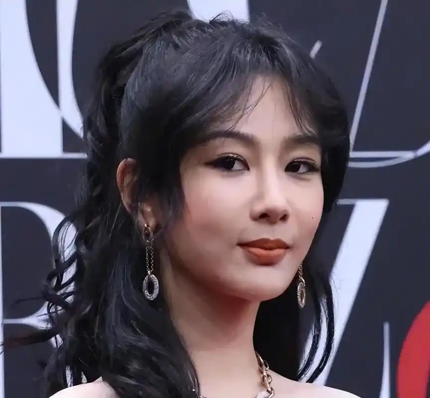 杨紫化妆师删博(杨紫芭莎红毯造型被批妆面脏兮兮) | 刀哥爱八卦