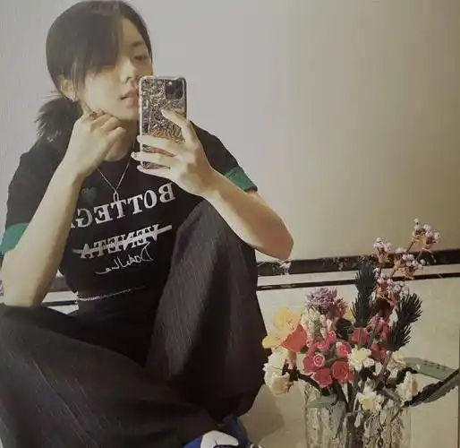 赵今麦晒日常,做了美甲还带水钻,成为新晋"国民妹妹"好开心_人缘_恋情