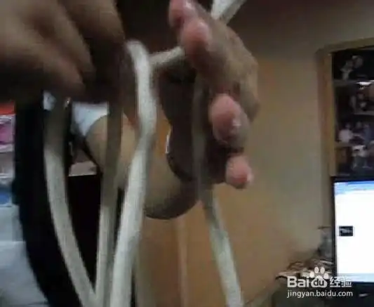 绳子中间穿过来,展示给大家看,这时候准备动剪刀,剪断的其实就只是绳