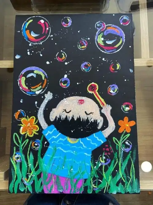 主题:吹泡泡的小男孩材料:黑纸,重彩油画棒,铅笔,白色颜料形式:重彩画