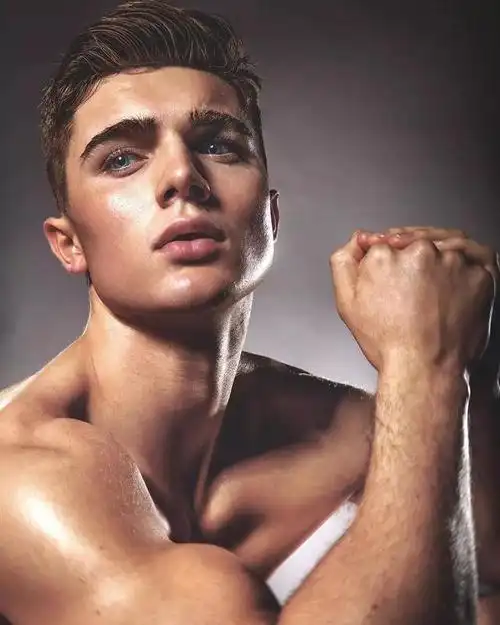 最近时尚圈的英国男模特 freddie pearson(弗雷迪·皮尔森)完成了自己