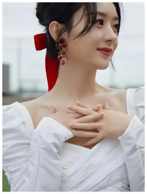 赵丽颖新美照:端庄大气,美艳胜过杨幂!|长裙|抹胸|深v_网易订阅