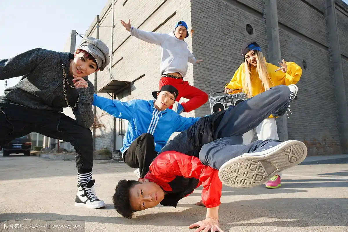 嘻哈风格的年轻人跳街舞