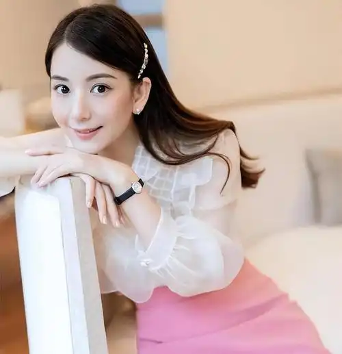 天王嫂方媛穿搭新高度黑色内衣配豹纹外套彰显性感身材