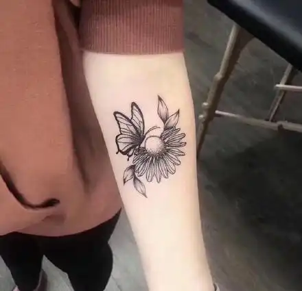 女生的小清新浅色花朵纹身图案79