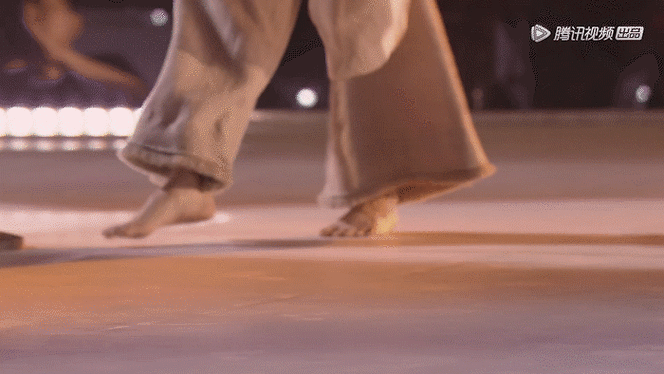 《舞台2023》孟美岐光脚唱归途有风