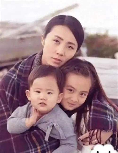 黄磊三胎儿子首次亮相,网友直呼:基因太强大_家庭