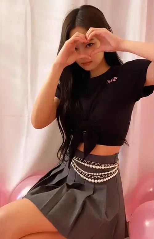 jennie性感起来太撩人红色吊带裙尽显凹凸感如此身材人间少有