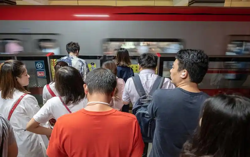 晚高峰时候的北京地铁八通线.