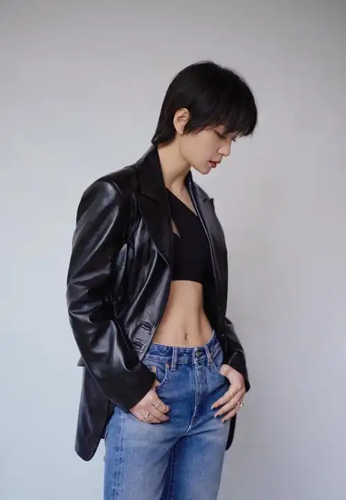 别看周笔畅身材平平,穿上露脐装也很性感,这"马甲线"太优越了