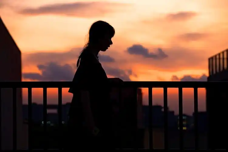 人物侧影栏杆风景自然日落夕阳晚霞云朵云彩蓝色现代建筑天台篮天背景