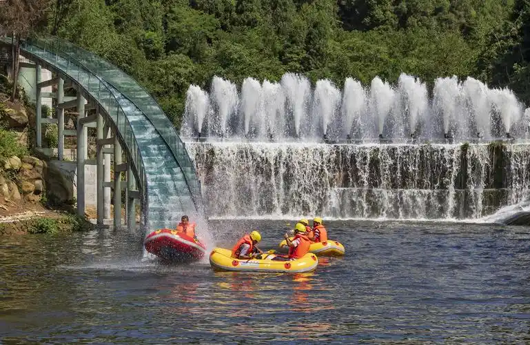 大思依乡村旅游再添新景观 黑牛河玻璃栈道漂流新体验