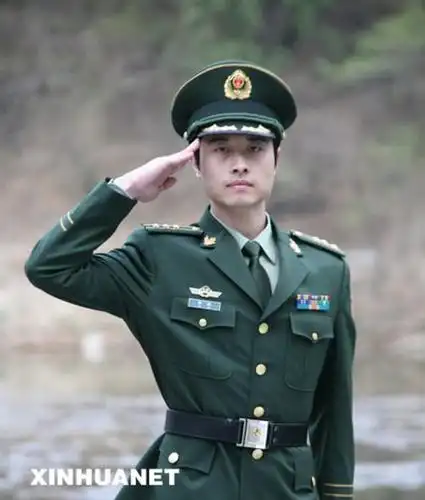 这是武警07式将官常服大衣. 新华社发(刘胜摄)