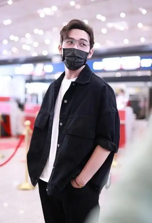 张彬彬黑白配穿搭简约时尚金丝眼镜斯文儒雅发型还挺清爽