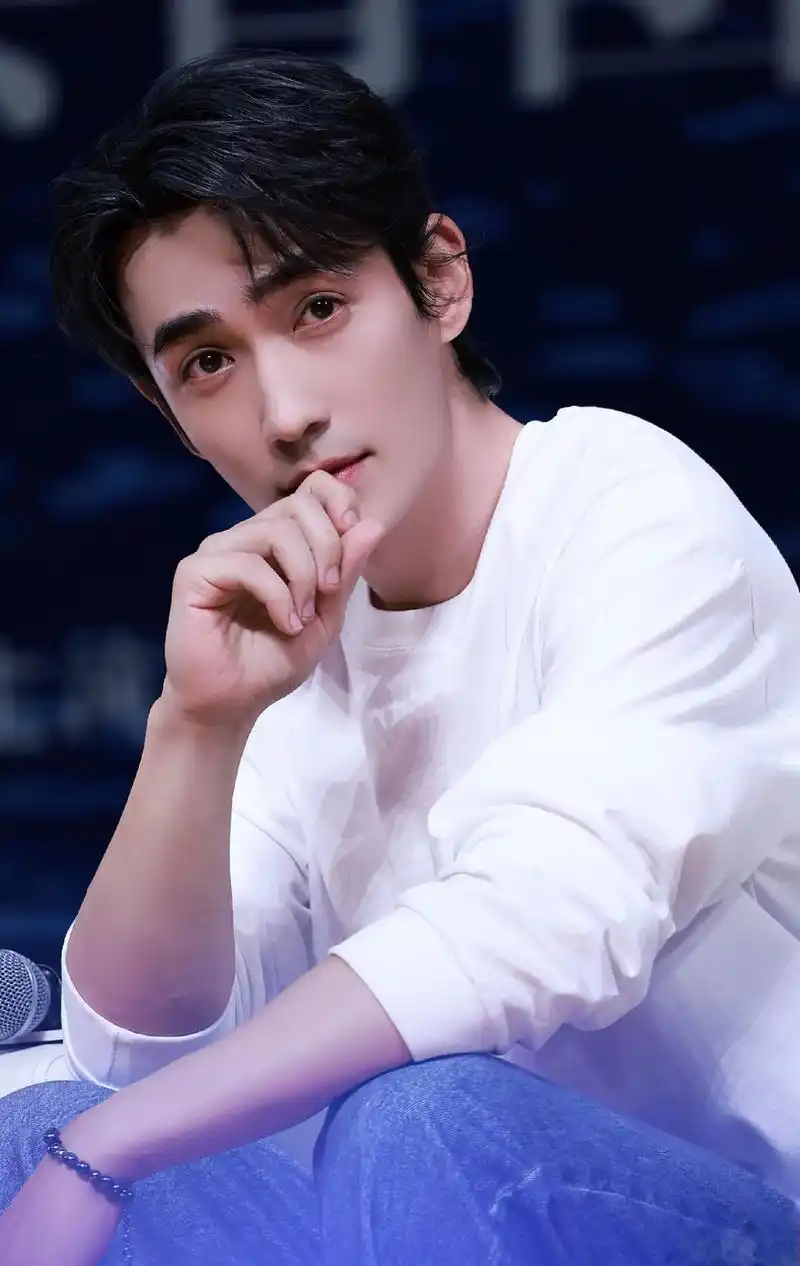 朱一龙高清无水印壁纸.#居居宇巍 #居居一巍 #专属宇公子高 - 抖音