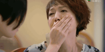 这边佘诗曼痛不欲生,那边马国明还要假装在看电视,被逗得不停笑