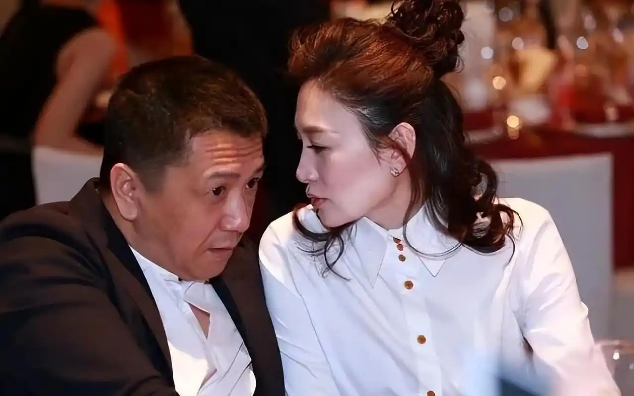 14岁上春晚,改名4次都没火,男友豪掷5亿迎娶李小冉,她低调成全