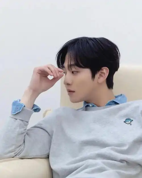 安孝燮画报拍摄