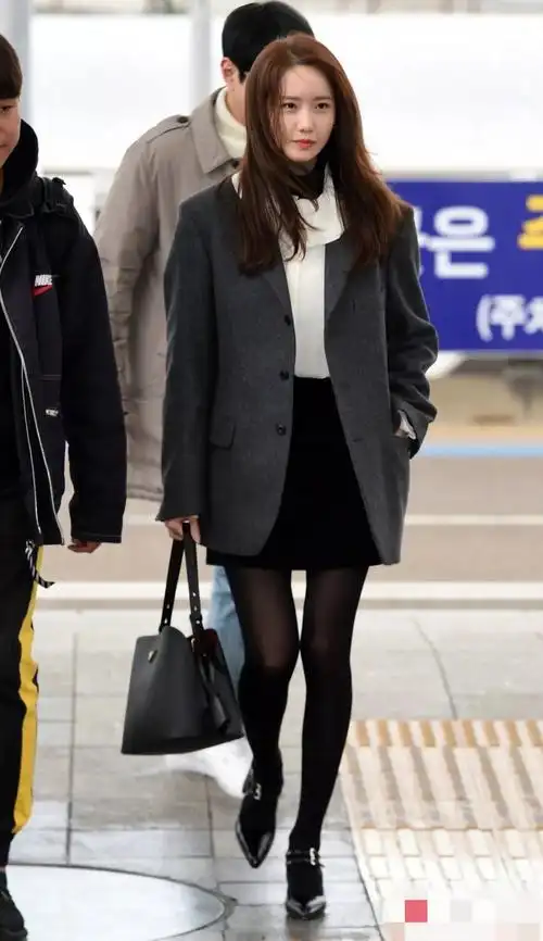 林允儿穿一万四棉服排场大,大冷天玩下衣失踪,光着两条腿真抗冻