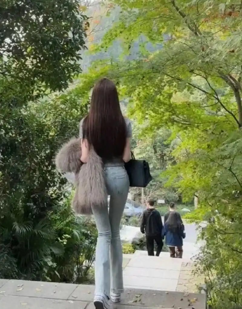 黑长直的背影太迷人了