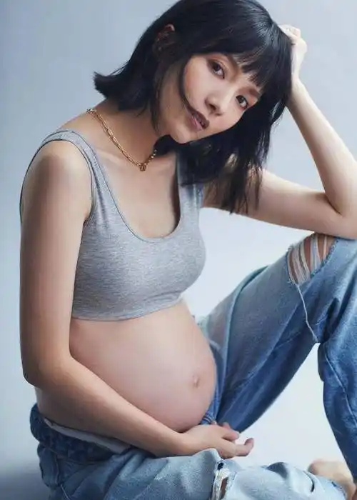 陈嘉宝对怀第三胎才拍孕照时预告封肚:这次应该是最后一次大肚啦,应该