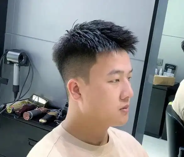 3款"不烫不染"也很帅的男生发型推荐,剪完时髦个性显年轻!