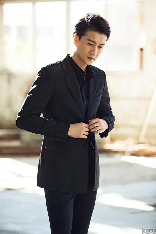 西装蕾丝撞击硬朗男神高仁演绎别样男人味