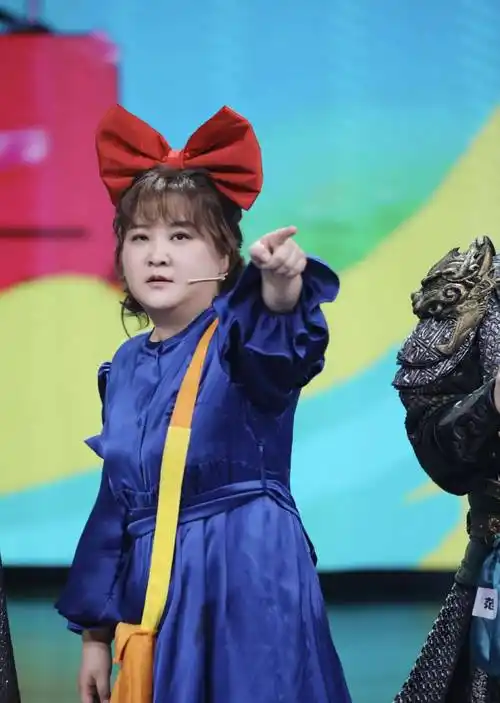 原创贾玲终于美了一次蓝色丝绸连衣裙显瘦头戴大蝴蝶结仿佛十八