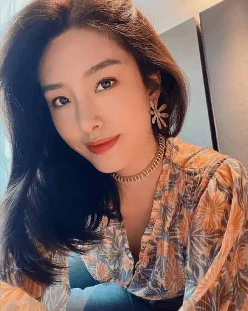 商界大亨,刘亦菲的"干爹"陈金飞,也是被杨采钰的独特魅力给吸引住了