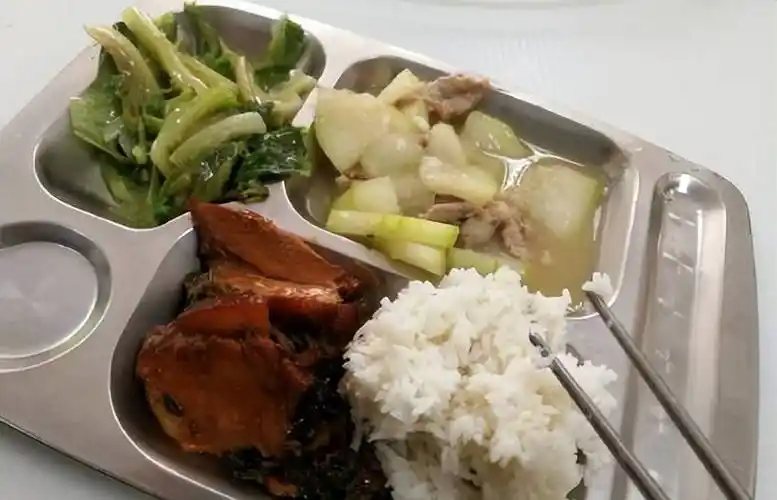 原创展昭何家劲展示自己工厂的待遇食堂两荤一素平均工资四千元