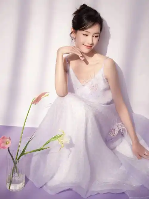 组图:陈都灵清纯花语大片浪漫治愈 白色吊带长裙温婉动人