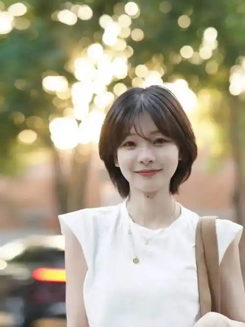 短碎发的层次感可以增加头发的蓬松度,使头顶看起来更加饱满,从而在